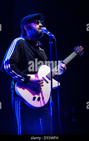 Brighton, UK. 25 mars 2013. Les anguilles joue le Brighton Dome le 25/03/2013 à Brighton Dome, Brighton. Les personnes sur la photo : Mark Oliver Everett (alias E). Photo par Julie Edwards/ Alamy Live News Banque D'Images