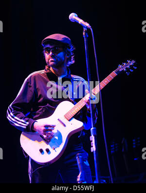 Brighton, UK. 25 mars 2013. Les anguilles joue le Brighton Dome le 25/03/2013 à Brighton Dome, Brighton. Les personnes sur la photo : Mark Oliver Everett (alias E). Photo par Julie Edwards/ Alamy Live News Banque D'Images