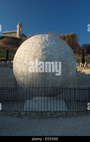 Le grand monde à tête Durlston près de Swanage dans le Dorset. Construit en pierre de Portland en 1887, il pèse 40 tonnes. À l'île de Purbeck, England, UK. Banque D'Images