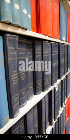 Vieux textes gouvernementaux sur les étagères de la Bibliothèque publique de Boston. Les documents publics. Banque D'Images