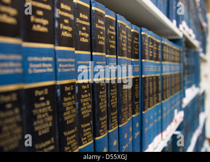Vieux textes gouvernementaux sur les étagères de la Bibliothèque publique de Boston. Les documents publics. Banque D'Images