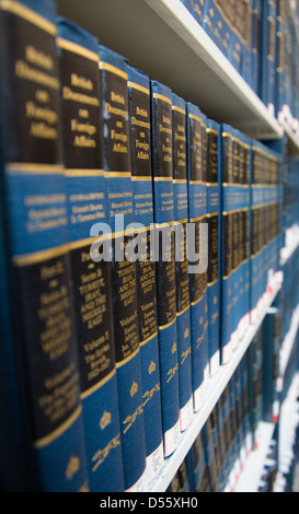 Vieux textes gouvernementaux sur les étagères de la Bibliothèque publique de Boston. Les documents publics. Banque D'Images
