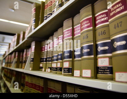 Vieux textes gouvernementaux sur les étagères de la Bibliothèque publique de Boston. Les documents publics. Banque D'Images