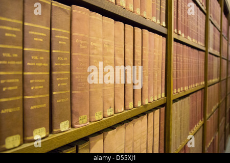 Vieux textes gouvernementaux sur les étagères de la Bibliothèque publique de Boston. Les documents publics. Banque D'Images