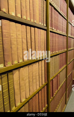 Vieux textes gouvernementaux sur les étagères de la Bibliothèque publique de Boston. Les documents publics. Banque D'Images