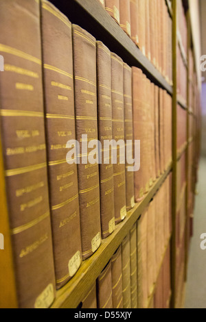 Vieux textes gouvernementaux sur les étagères de la Bibliothèque publique de Boston. Les documents publics. Banque D'Images