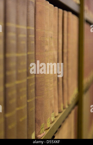 Vieux textes gouvernementaux sur les étagères de la Bibliothèque publique de Boston. Les documents publics. Banque D'Images