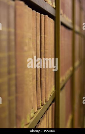 Vieux textes gouvernementaux sur les étagères de la Bibliothèque publique de Boston. Les documents publics. Banque D'Images