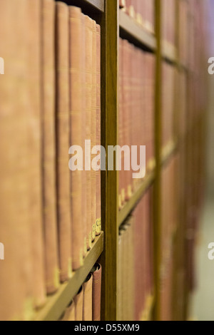 Vieux textes gouvernementaux sur les étagères de la Bibliothèque publique de Boston. Les documents publics. Banque D'Images
