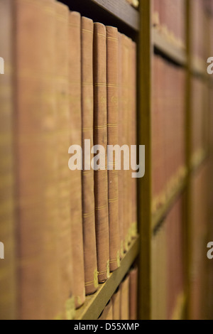 Vieux textes gouvernementaux sur les étagères de la Bibliothèque publique de Boston. Les documents publics. Banque D'Images