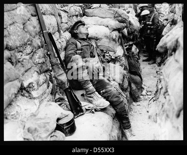 Camarades du soldat l'observant qu'il dort, Thievpal, France, au cours de la Première Guerre mondiale Banque D'Images