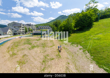 Jeune fille profitant de l'équitation sous l'œil attentif d'un instructeur à Loon Mountain Resort Banque D'Images