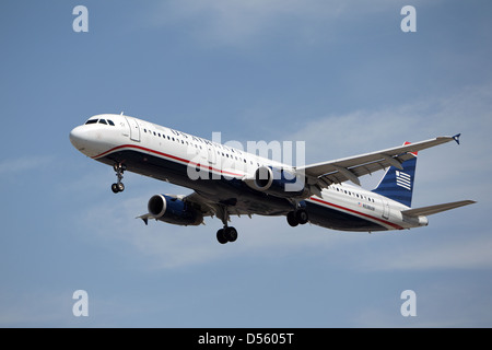 LOS ANGELES, CALIFORNIE, USA - 21 mars 2013 - US Airways Airbus A321-231 atterrit à l'aéroport de Los Angeles Banque D'Images