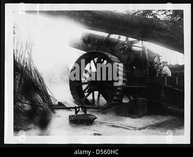 Un obusier britannique tirant pendant la première Guerre mondiale. Cette pièce d'artillerie lourde a été largement utilisée pour bombarder les positions ennemies et fournir un appui-feu à longue portée lors des batailles sur le front occidental. Banque D'Images