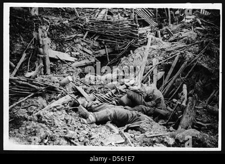 Smashed up tranchée allemande sur Messines Ridge avec dead Banque D'Images