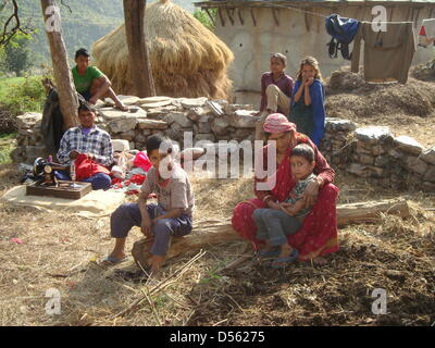 (Dossier) une archive photo datée du 07 juillet 2012 montre une ferme ordinaire dans Deura, Népal. Les arbres fruitiers et à l'ail chili plus de rendement que les cultures de riz et de blé, de nombreux agriculteurs de la région ont déjà appris. L'Allemagne contribue à l'éducation et de graines. Photo : Bernd Kubisch Banque D'Images