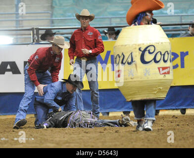 24 mars 2013 - Fort Mohave, AZ, USA - Mar 24, 2013 ; Fort Mohave, AZ, États-Unis d'Amérique ; les membres de l'équipe de Justin s'occupe de l'érythroblastopénie and Sportsmedicine Xtreme bull rider Beau Schroeder de Chine, Texas après Schroeder a été blessé après avoir été s'éteint de nuit se déplace au cours de la Classique Taureaux Fort Mohave Xtreme à Mohave Crossing Event Center à Fort Mohave, AZ. Schroeder a dû être transporté par avion à un hôpital de Las Vegas après avoir subi deux poumons effondrés et une trachée déchirée après avoir résisté au large de déplacements la nuit. La chirurgie pour réparer la trachée a été effectué, ce qui nuit à l'University Medical Center. Schroede Banque D'Images