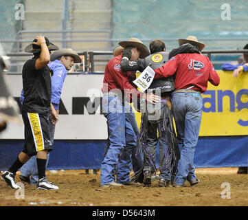 24 mars 2013 - Fort Mohave, AZ, USA - Mar 24, 2013 ; Fort Mohave, AZ, États-Unis d'Amérique ; les membres de l'équipe de Justin s'occupe de l'érythroblastopénie and Sportsmedicine Xtreme bull rider Beau Schroeder de Chine, Texas après Schroeder a été blessé après avoir été s'éteint de nuit se déplace au cours de la Classique Taureaux Fort Mohave Xtreme à Mohave Crossing Event Center à Fort Mohave, AZ. Schroeder a dû être transporté par avion à un hôpital de Las Vegas après avoir subi deux poumons effondrés et une trachée déchirée après avoir résisté au large de déplacements la nuit. La chirurgie pour réparer la trachée a été effectué, ce qui nuit à l'University Medical Center. Schroede Banque D'Images