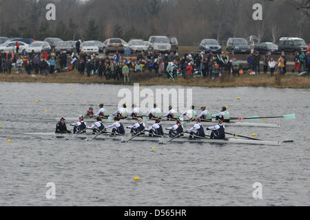 Eton Dorney, UK. Le 24 mars 2013. Comme le concours des équipes de Cambridge et Oxford le Newton Women's University Boat Race à Eton Dorney, Oxford prendre les devants à la marque 1250m . Crédit : Michael Preston / Alamy Live News Banque D'Images