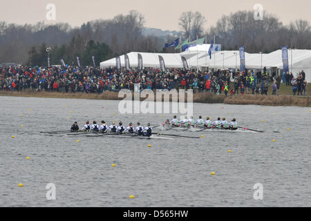 Eton Dorney, UK. Le 24 mars 2013. Comme le concours des équipes de Cambridge et Oxford le Newton Women's University Boat Race à Eton Dorney, Oxford prendre les devants à la marque 1250m . Crédit : Michael Preston / Alamy Live News Banque D'Images