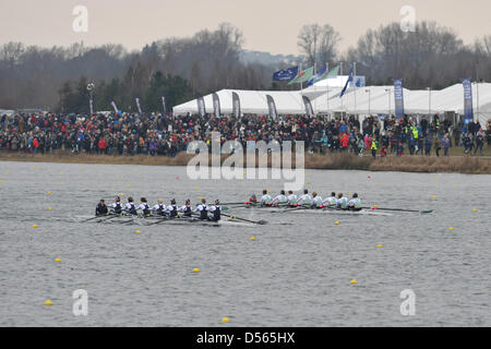 Eton Dorney, UK. Le 24 mars 2013. Les équipes d'Oxford et Cambridge Newton le concours Women's University Boat Race à Eton Dorney. Comme ils passent le 1250m mark Oxford dessiner niveau avec Cambridge. Crédit : Michael Preston / Alamy Live News Banque D'Images