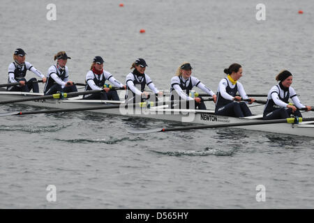 Eton Dorney, UK. Le 24 mars 2013. L'équipage d'Oxford à la recherche heureux et rincé avec succès après avoir remporté le Newton Women's University Boat Race. Bien que Cambridge a pris une avance, Oxford se sont battus pour remporter par longueurs de 1,75 à 7m21s. De gauche à droite, les noms de l'équipage sont : Bow : Marianne Novak, Siège 2 : Alice, Carrington-Windo Foord-Weston siège 3 : Marie, Siège 4 : Lee, Siège 5 : Amy Varney, Siège 6 : Harriet Keane, Siège 7 : Anastasia Chitty. Crédit : Michael Preston / Alamy Live News Banque D'Images