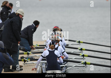 Eton Dorney, UK. Le 24 mars 2013. L'équipage de l'Oxford bleu bateau arrivent à la maison bateau jetée après avoir remporté le Newton Women's University Boat Race. Bien que Cambridge a pris une avance, Oxford se sont battus pour remporter par longueurs de 1,75 à 7m21s. Crédit : Michael Preston / Alamy Live News Banque D'Images