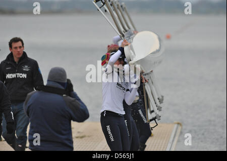 Eton Dorney, UK. Le 24 mars 2013. L'équipage de l'embarcation d'Oxford en le soulevant hors de l'eau au Dorney Lake jetée. Crédit : Michael Preston / Alamy Live News Banque D'Images