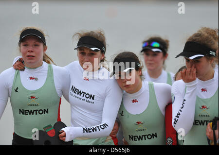 Eton Dorney, UK. Le 24 mars 2013. À très fatigué, et en larmes, l'équipage de la Cambridge bleu bateau font leur chemin à la boat house après avoir perdu le Newton Women's University Boat Race. Malgré un début de plomb, à la fin, Cambridge a perdu à Oxford par longueurs de 1,75 à 7m21s. Rangée avant, de gauche à droite : Fay Sandford, Caroline Reid, Emily Day, Holly Jeu. Crédit : Michael Preston / Alamy Live News Banque D'Images