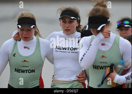 Eton Dorney, UK. Le 24 mars 2013. À très fatigué, et en larmes, l'équipage de la Cambridge bleu bateau font leur chemin à la boat house après avoir perdu le Newton Women's University Boat Race. Malgré un début de plomb, à la fin, Cambridge a perdu à Oxford par longueurs de 1,75 à 7m21s. Rangée avant, de gauche à droite : Fay Sandford, Caroline Reid, Holly Jeu. Crédit : Michael Preston / Alamy Live News Banque D'Images