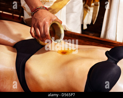 Jeune femme ayant l'estomac Ayurveda spa traitement. Banque D'Images