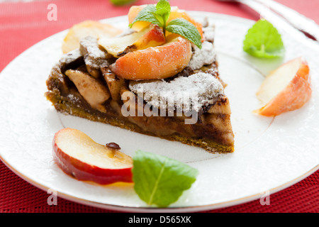 Délicieuse tarte aux pommes avec des morceaux de pomme au four, gros plan Banque D'Images
