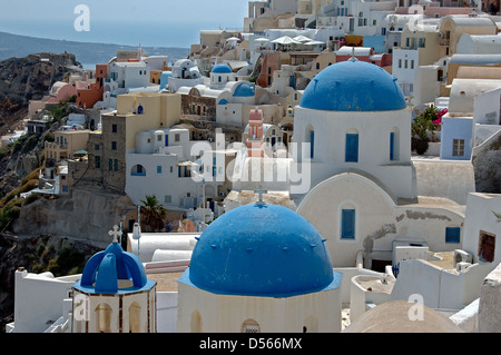 Chapelles aux dômes bleus à Oia, Santorini, Cyclades, Grèce Banque D'Images