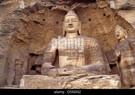 Les 13,7 m de haut Bouddha colossal fouillée de la falaise de grès du cave numéro 20 dans l'ancien de roche Grottes de Yungang Buddhist Temple à partir de la 5e et 6e siècles, près de la ville de Datong dans la province du Shanxi. Chine Banque D'Images