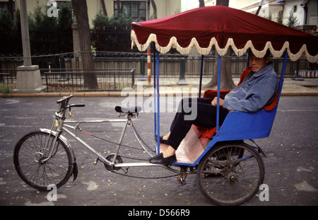 Un tricycle pedicab rickshaw dans la ville de Beijing Chine Banque D'Images