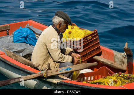 Pêcheur au Ammoudi, Santorini, Cyclades, Grèce Banque D'Images