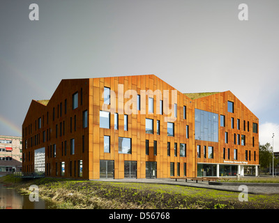 Amsterdam University College, Amstderdam, Pays-Bas. Architecte : 2012 Mecanoo. Vue d'angle de l'entrée principale avec canal et lan Banque D'Images
