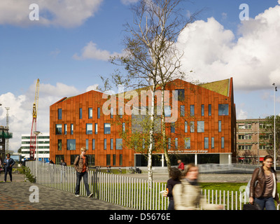 Amsterdam University College, Amstderdam, Pays-Bas. Architecte : 2012 Mecanoo. Capacités en contexte avec les passants en mouvement. Banque D'Images