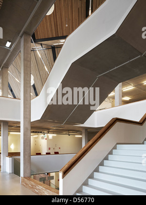 Amsterdam University College, Amstderdam, Pays-Bas. Architecte : 2012 Mecanoo. Escaliers en béton reliant les différents étages. Banque D'Images
