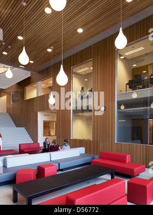 Amsterdam University College, Amstderdam, Pays-Bas. Architecte : 2012 Mecanoo. Revêtement bois hall commun. Banque D'Images