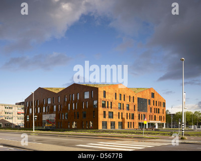 Amsterdam University College, Amstderdam, Pays-Bas. Architecte : 2012 Mecanoo. Vue d'angle avec scène de rue. Banque D'Images