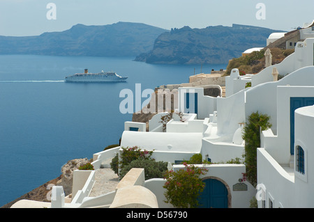 Bateau de croisière de Oia, Santorini, Cyclades, Grèce Banque D'Images