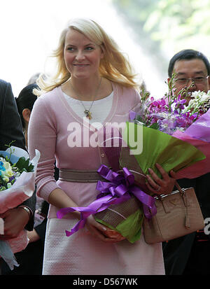 La princesse héritière Mette-Marit de Norvège en photo des visites au centre commercial Pavillion à Kuala Lumpur, Malaisie, 10 mars 2010. La Couronne norvégienne Prince couple est en visite officielle en Malaisie, du 08 au 10 mars 2010. Photo : Albert Nieboer (Pays-Bas) Banque D'Images
