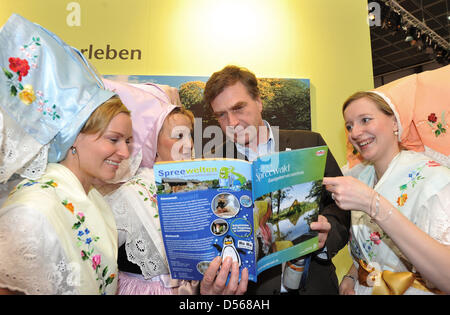 Danseurs folkloriques sorabes présenter une brochure touristique pour le ministre du Commerce du Brandebourg Ralf Christoffers le jour de l'ouverture de l'International un Salon du tourisme ITB à Berlin, Allemagne, 10 mars 2010. Plus de 11.000 exposants représentent 187 pays au monde un salon du tourisme du 10 au 14 mars 2010. Photo : WOLFGANG KUMM Banque D'Images