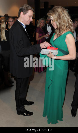 Le ministre des Affaires étrangères allemand Guido Westerwelle (L) et Gabriele Inaara Begum Aga Khan (R) au cours du 17e gala de l'opéra de l'Aids Foundation à Berlin, Allemagne, 06 novembre 2010. Photo : Jens Kalaene Banque D'Images