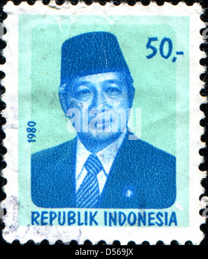 Indonésie - circa 1980 : timbre imprimé en Indonésie montre le président Sukarno (1901-1970), vers 1980 Banque D'Images