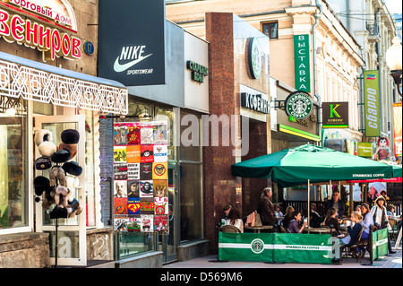 Boutiques sur la rue Arbat à Moscou Banque D'Images