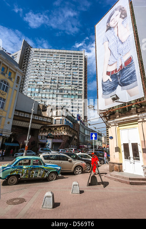 Vieille voiture soviétique peint sur la rue Arbat à Moscou Banque D'Images