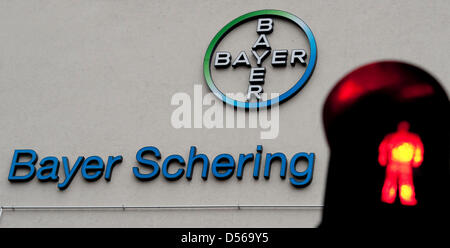 Le logo de l'entreprise pharmaceutique Bayer Schering Pharma' 'est visible derrière une lumière pédestre à Berlin, Allemagne, 11 août 2010. La société souhaite se concentrer sur la marque ombrelle Bayer et ses produits. Les entreprises pharmaceutiques doivent procéder en vertu de la nouvelle marque "Bayer HealthCare' au lieu de 'Bayer Schering Pharma'. Photo : Robert Schlesinger Banque D'Images