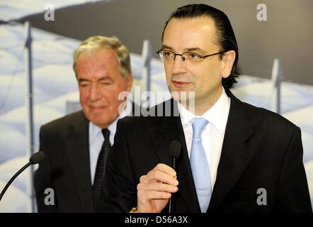 (Afp) un fichier photo datée du 20 octobre 2009 de la HSH Nordbank CHEF Dirk Jens Nonnenmacher (R) au cours d'une conférence de presse à Hambourg, Allemagne. Les états fédéraux Hambourg et Schleswig-Holstein dans le governemts décider le 09 novembre 2010 que de licencier la banque d'État est contesté au milieu d'allégations d'espionnage PDG. Photo : Maurizio Gambarini Banque D'Images